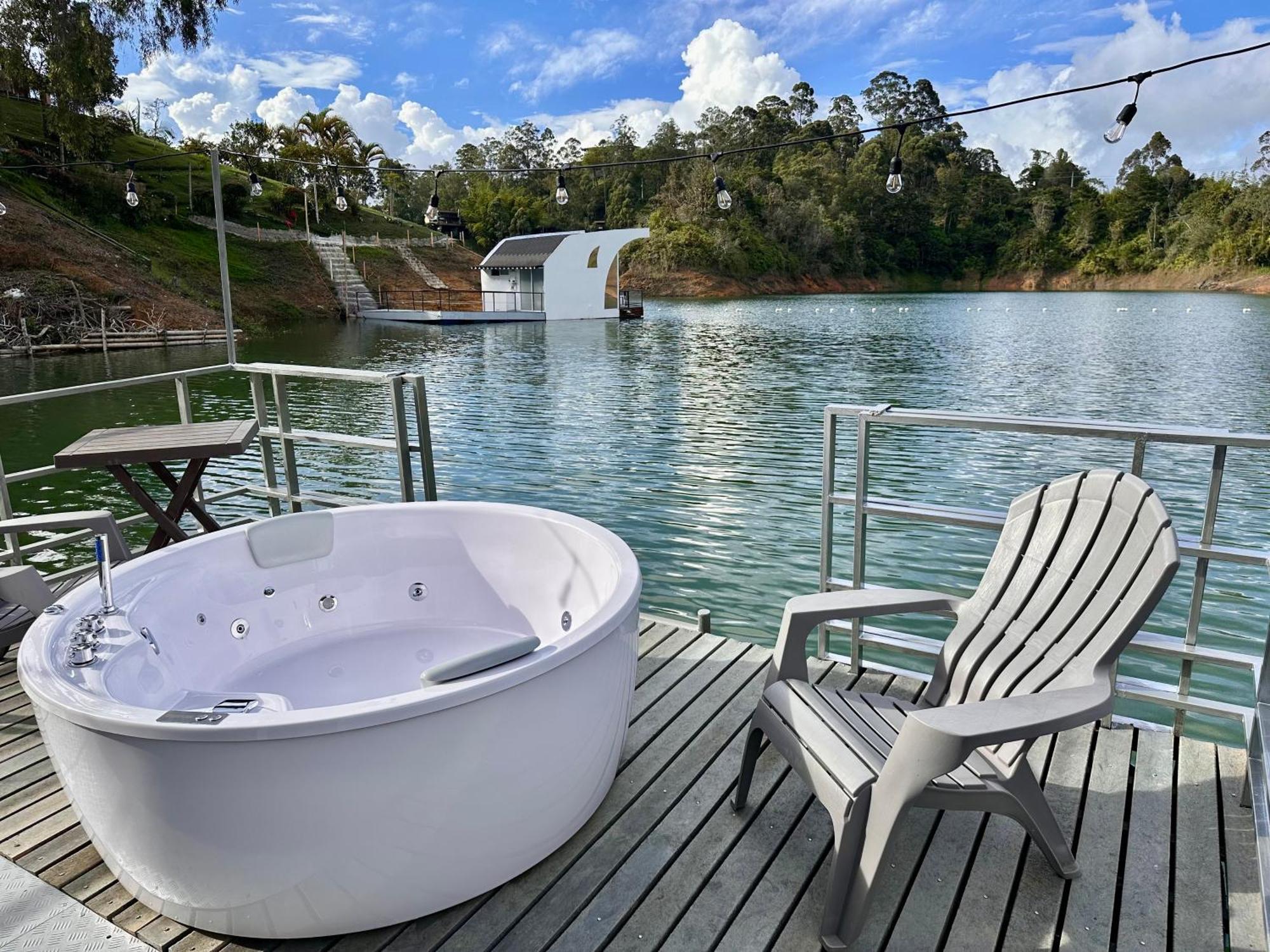 Casa Flotante La Trinidad Hotel Guatape Bagian luar foto