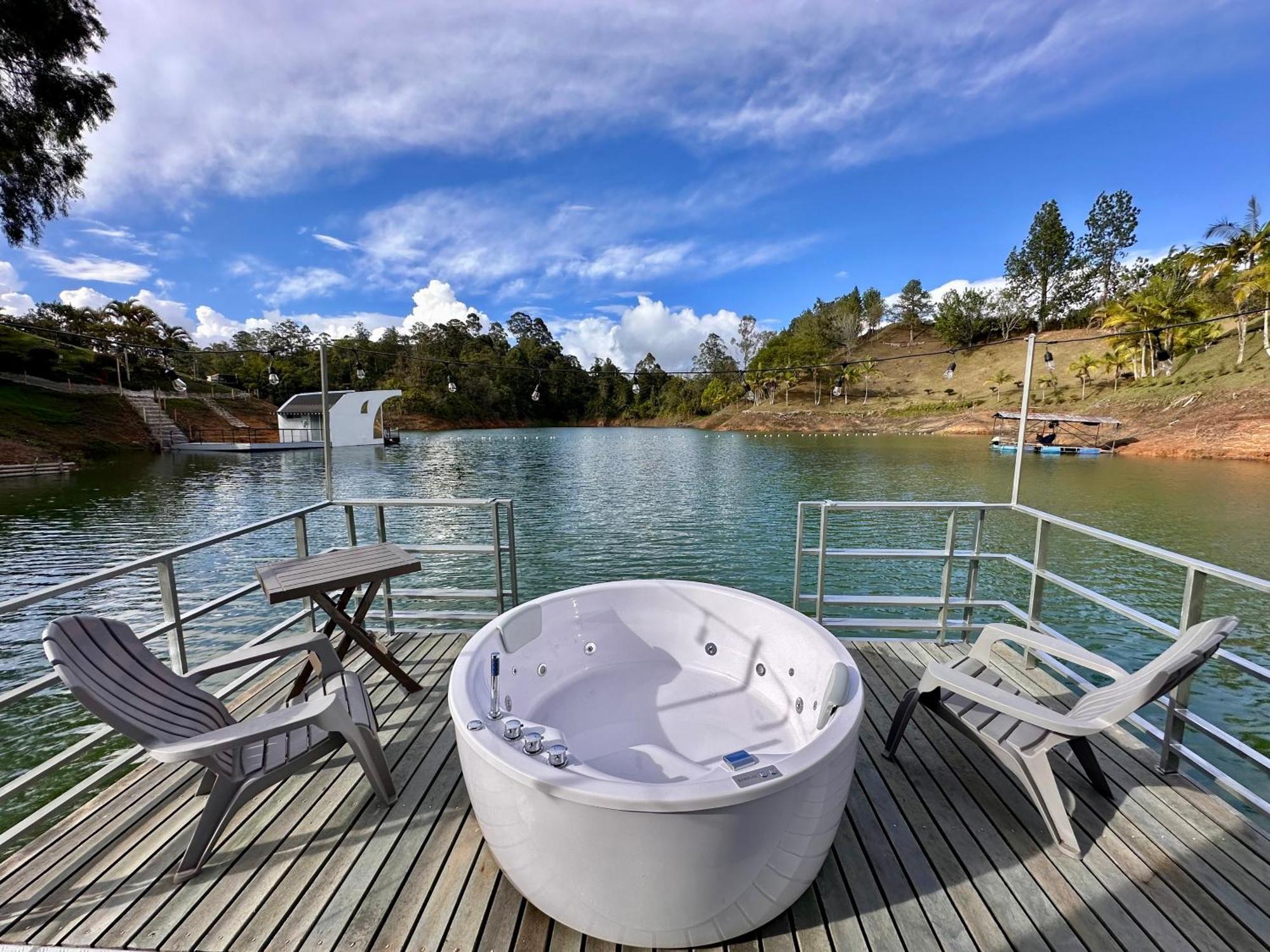 Casa Flotante La Trinidad Hotel Guatape Bagian luar foto